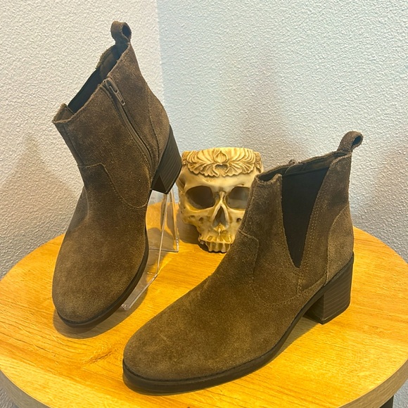 Clarks Shoes - Clark’s Pull-on Suede Chelsea Boot, Size 6.5